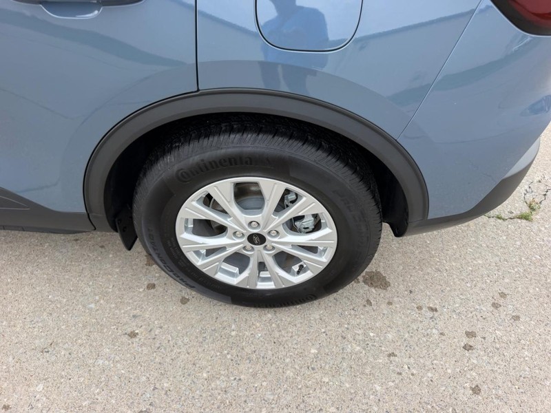 Ford Escape Vehicle Full-screen Gallery Image 7