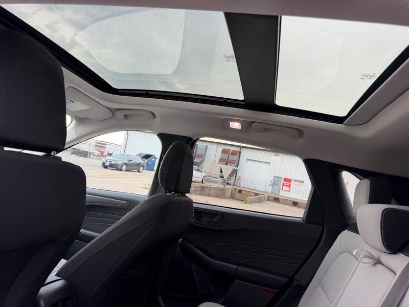 Ford Escape Vehicle Full-screen Gallery Image 9
