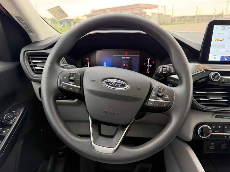 Ford Escape Vehicle Full-screen Gallery Image 11