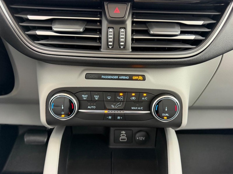 Ford Escape Vehicle Full-screen Gallery Image 15
