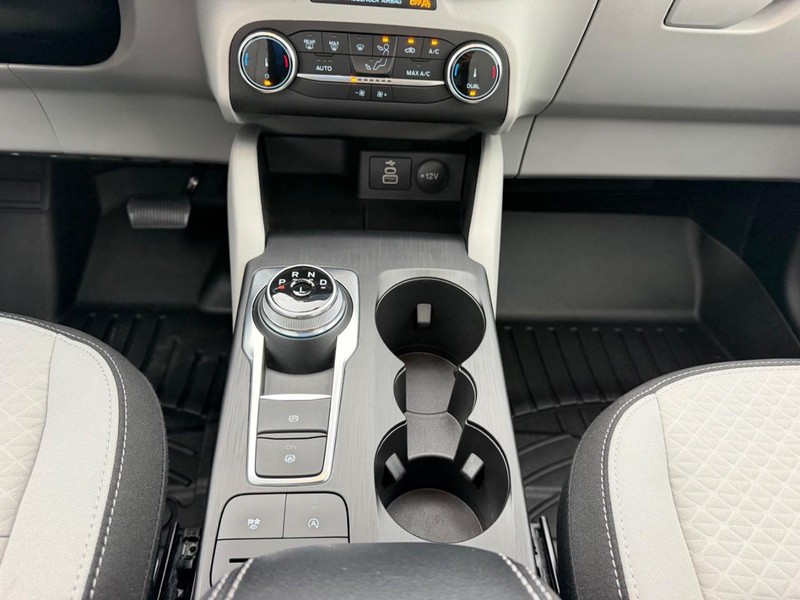 Ford Escape Vehicle Full-screen Gallery Image 16