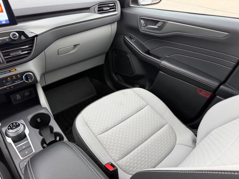 Ford Escape Vehicle Full-screen Gallery Image 17