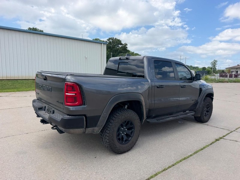 Ram 1500 Vehicle Full-screen Gallery Image 3