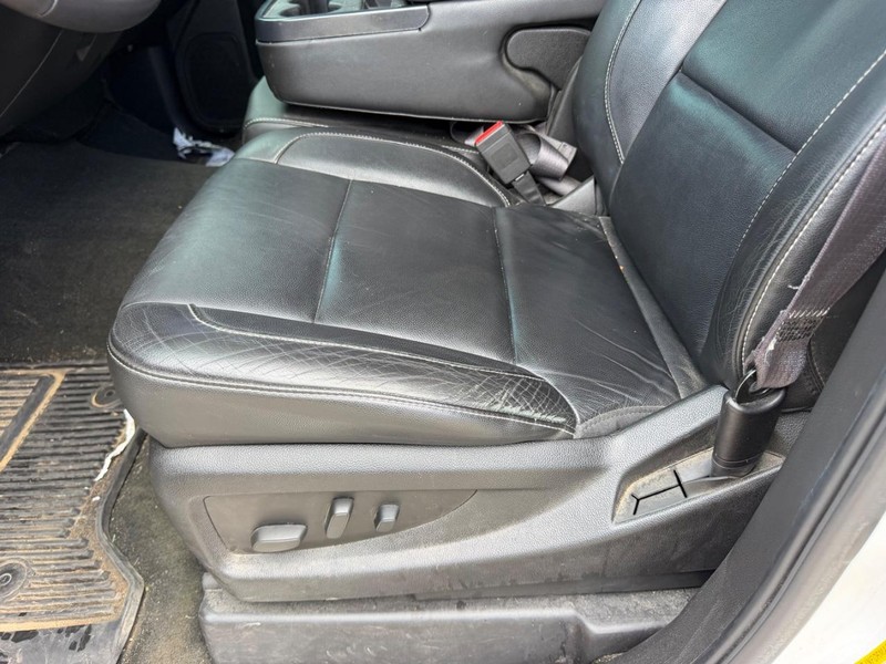 Chevrolet Silverado 1500 Vehicle Full-screen Gallery Image 16