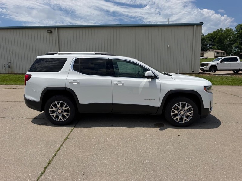 GMC Acadia Vehicle Full-screen Gallery Image 2