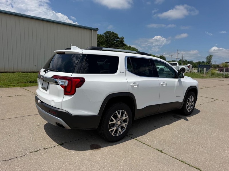 GMC Acadia Vehicle Full-screen Gallery Image 3