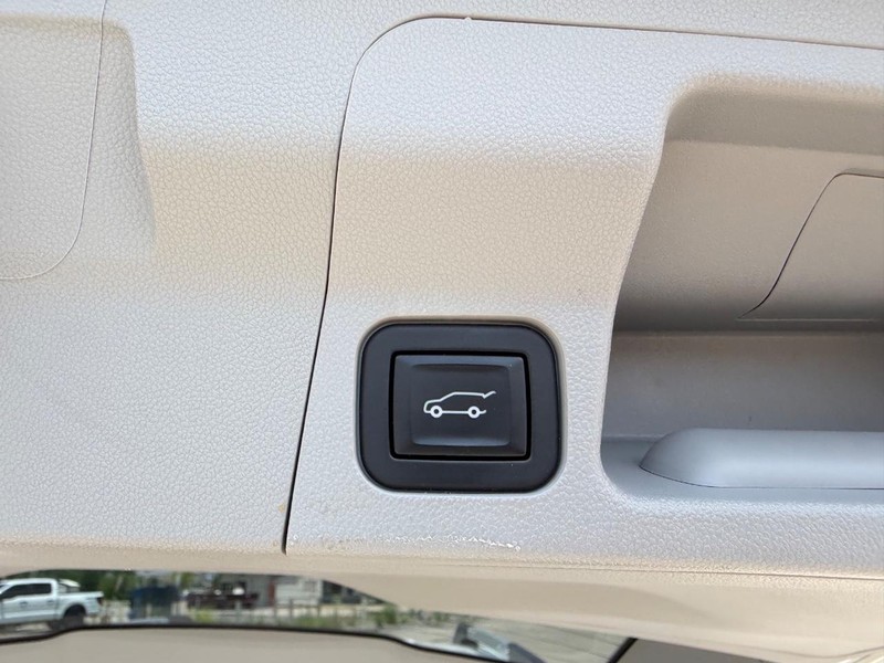 GMC Acadia Vehicle Full-screen Gallery Image 6