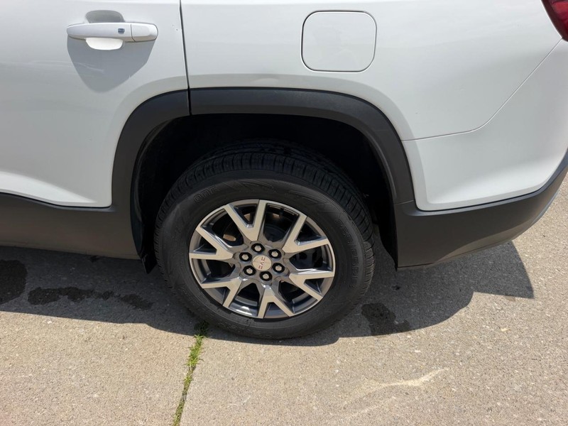 GMC Acadia Vehicle Full-screen Gallery Image 7