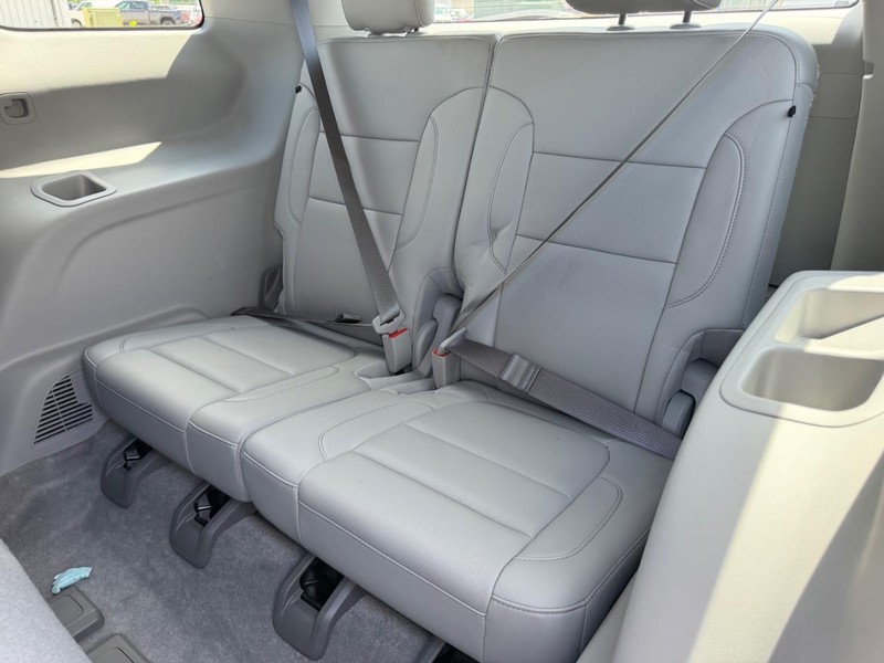 GMC Acadia Vehicle Full-screen Gallery Image 8