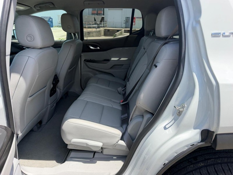 GMC Acadia Vehicle Full-screen Gallery Image 9