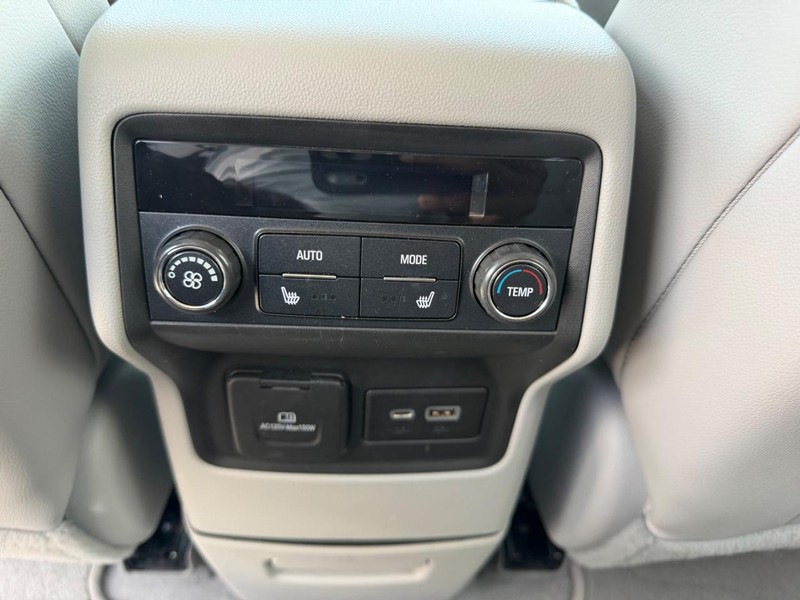 GMC Acadia Vehicle Full-screen Gallery Image 10