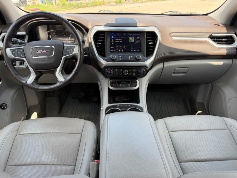 GMC Acadia Vehicle Full-screen Gallery Image 11