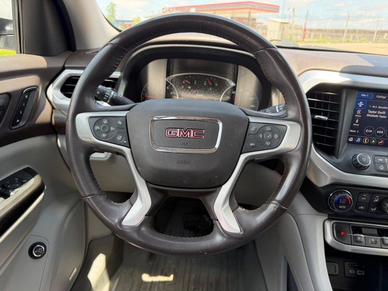 GMC Acadia Vehicle Full-screen Gallery Image 12