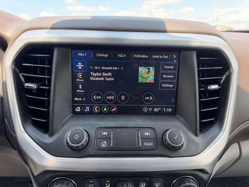 GMC Acadia Vehicle Full-screen Gallery Image 15