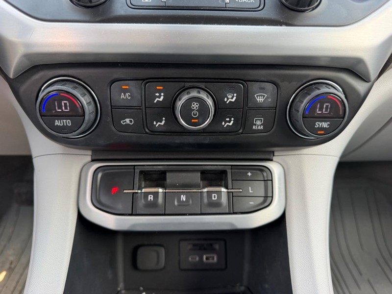 GMC Acadia Vehicle Full-screen Gallery Image 16