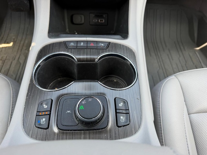 GMC Acadia Vehicle Full-screen Gallery Image 17