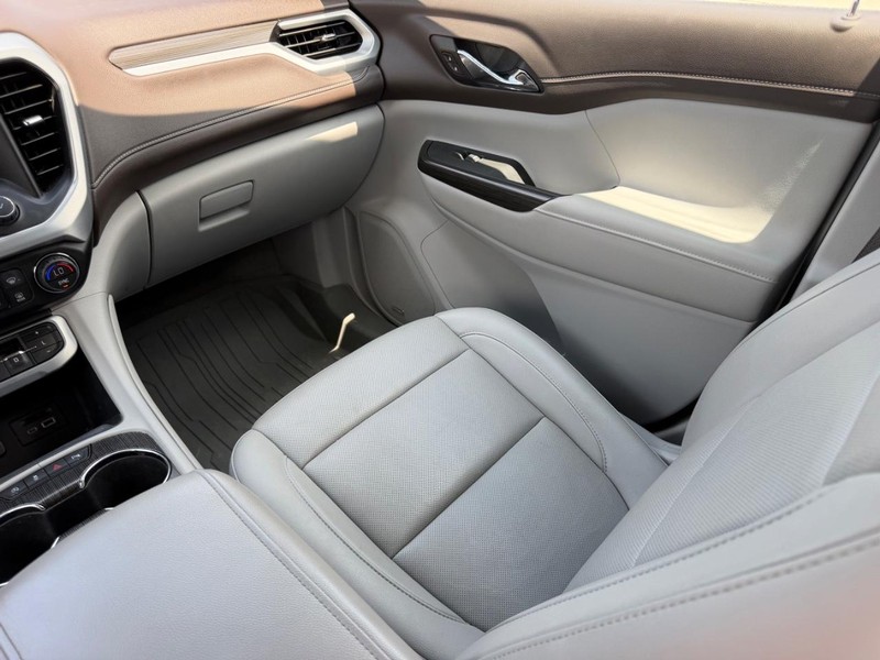 GMC Acadia Vehicle Full-screen Gallery Image 18