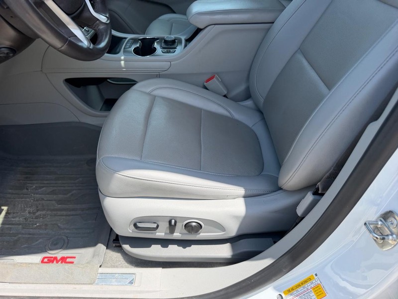 GMC Acadia Vehicle Full-screen Gallery Image 21