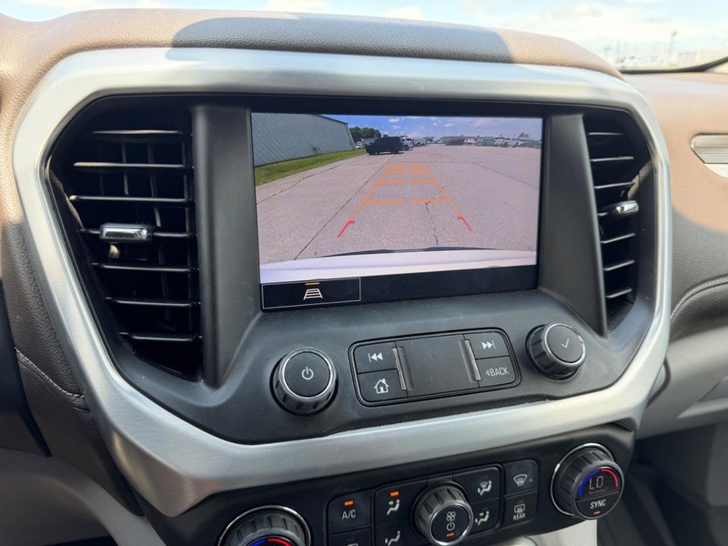 GMC Acadia Vehicle Full-screen Gallery Image 23