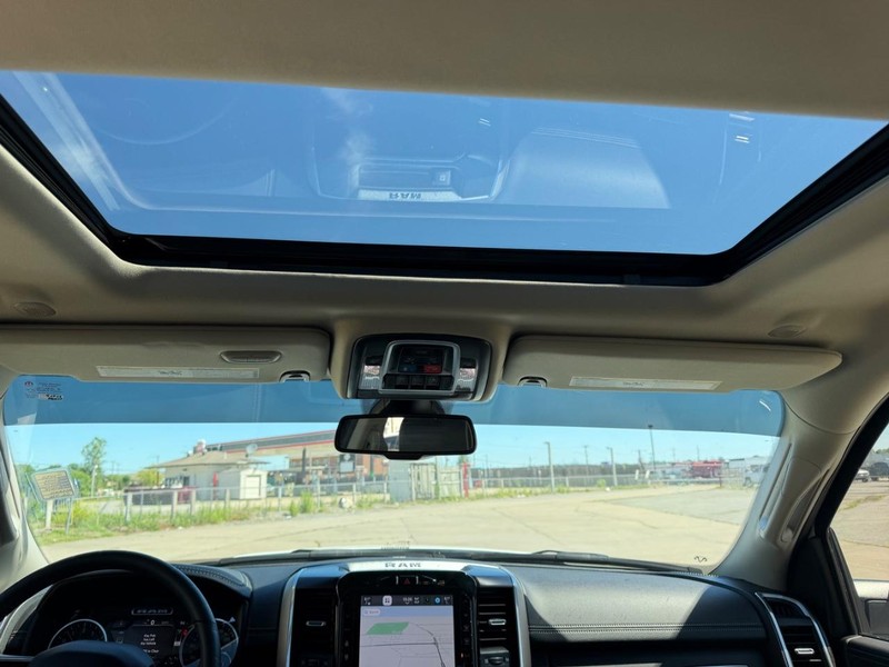 Ram 2500 Vehicle Full-screen Gallery Image 9