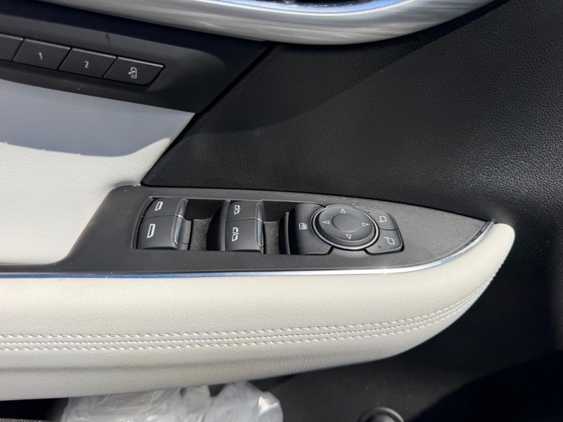 Buick Envision Vehicle Full-screen Gallery Image 18