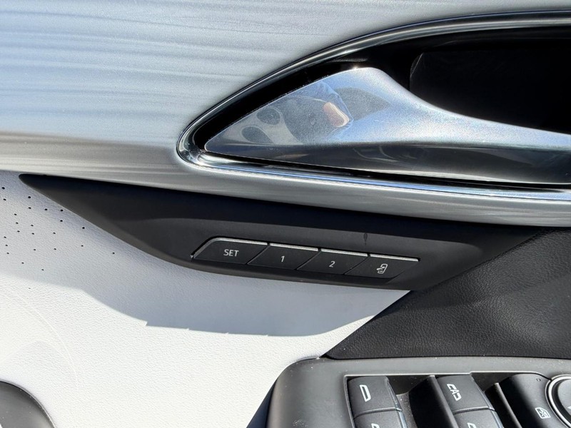 Buick Envision Vehicle Full-screen Gallery Image 19