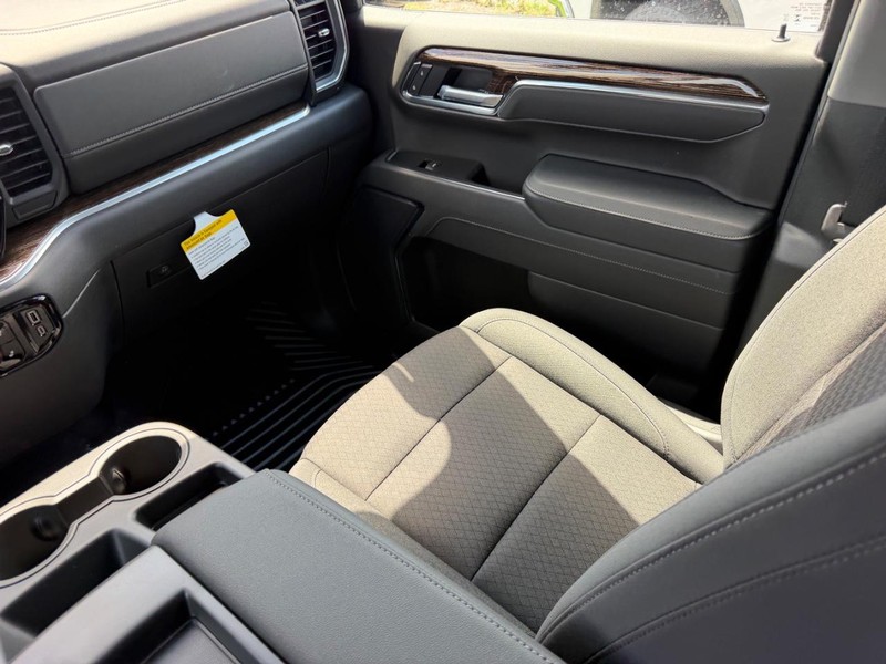 GMC Sierra 1500 Vehicle Full-screen Gallery Image 13