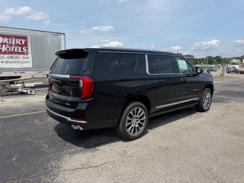 GMC Yukon XL Vehicle Full-screen Gallery Image 3