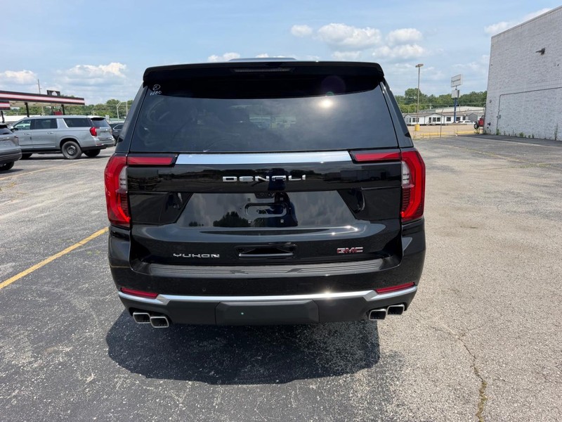 GMC Yukon XL Vehicle Full-screen Gallery Image 4
