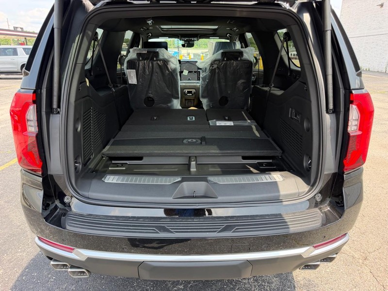 GMC Yukon XL Vehicle Full-screen Gallery Image 5