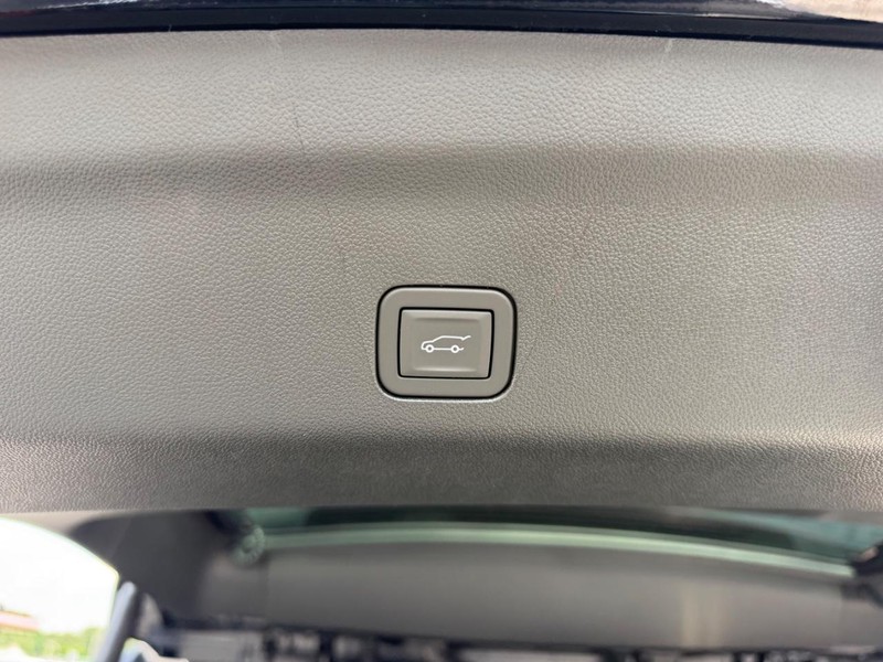 GMC Yukon XL Vehicle Full-screen Gallery Image 6