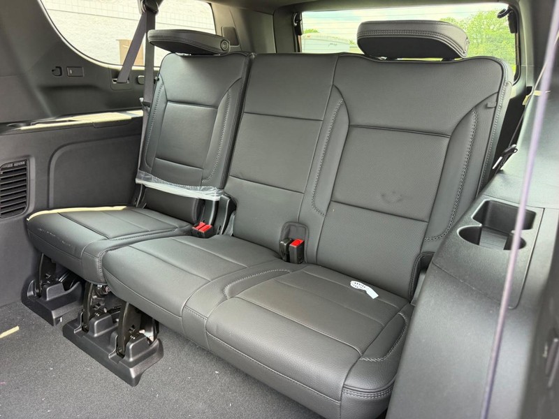 GMC Yukon XL Vehicle Full-screen Gallery Image 8