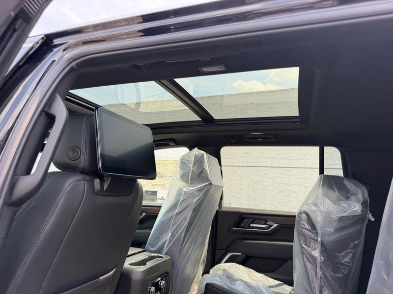 GMC Yukon XL Vehicle Full-screen Gallery Image 10