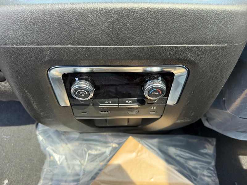 GMC Yukon XL Vehicle Full-screen Gallery Image 12
