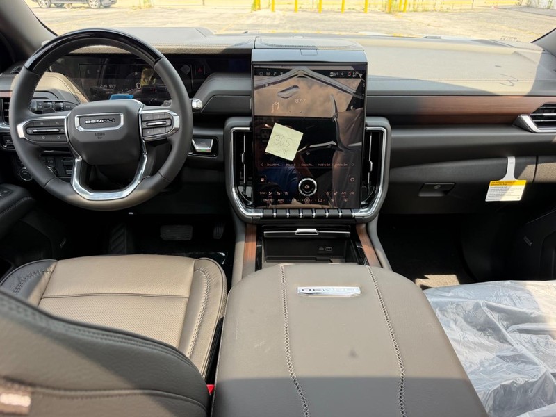 GMC Yukon XL Vehicle Full-screen Gallery Image 13