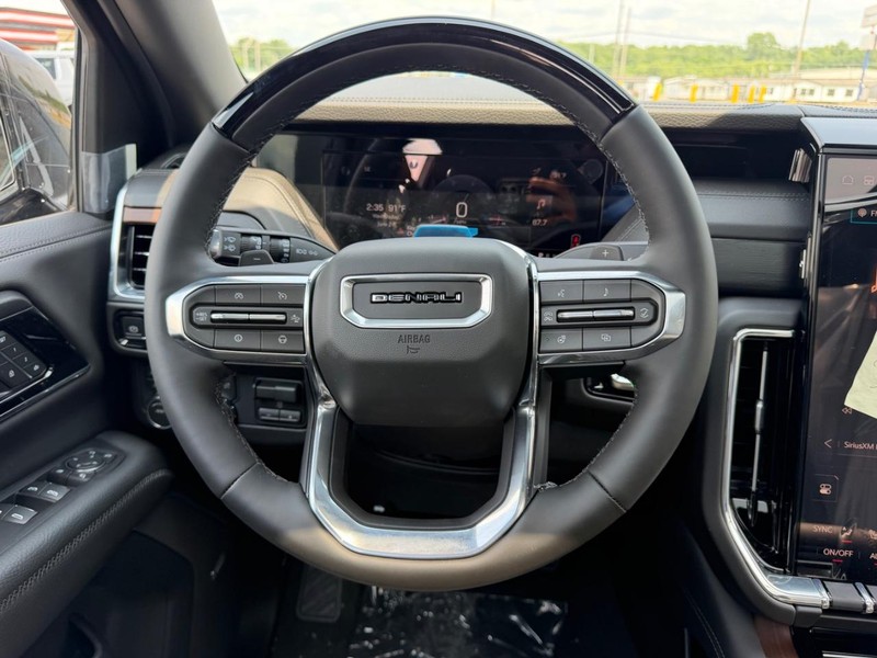 GMC Yukon XL Vehicle Full-screen Gallery Image 14
