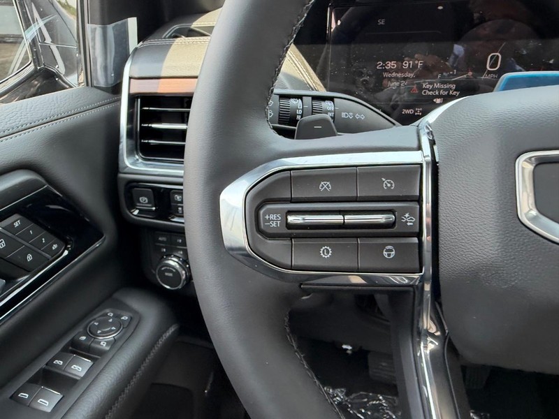 GMC Yukon XL Vehicle Full-screen Gallery Image 15