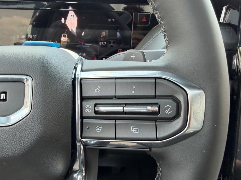 GMC Yukon XL Vehicle Full-screen Gallery Image 16