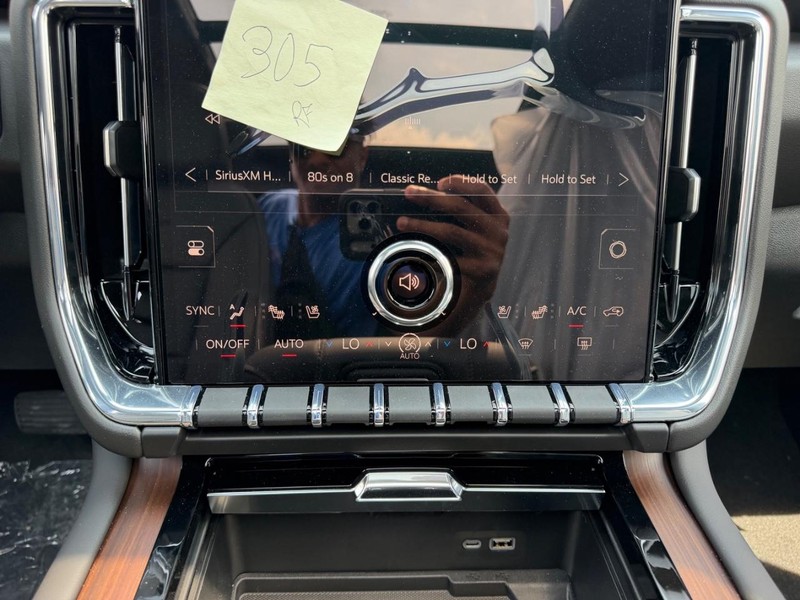 GMC Yukon XL Vehicle Full-screen Gallery Image 19