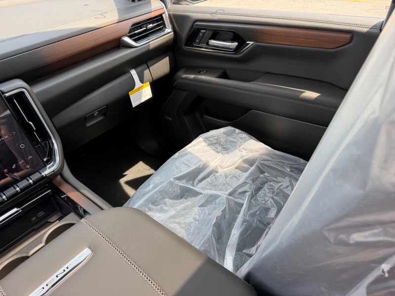 GMC Yukon XL Vehicle Full-screen Gallery Image 20