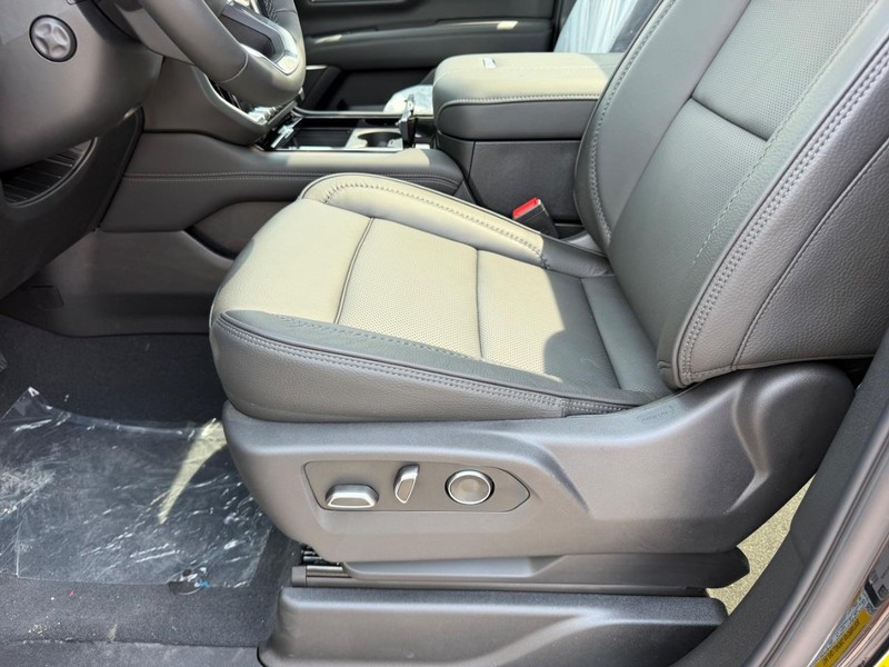 GMC Yukon XL Vehicle Full-screen Gallery Image 23