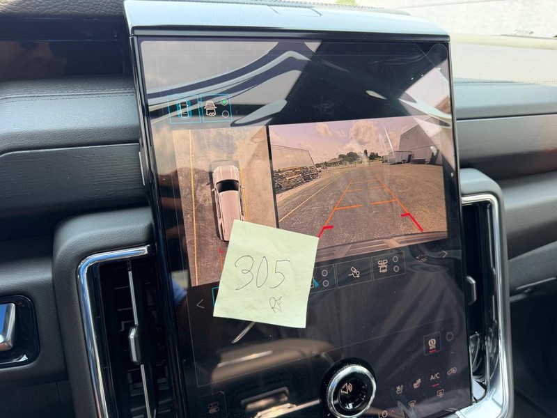 GMC Yukon XL Vehicle Full-screen Gallery Image 25