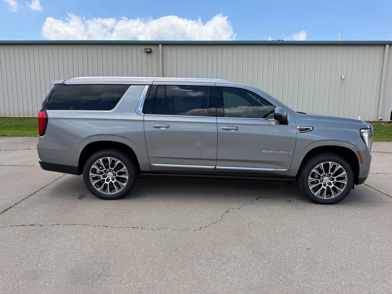 GMC Yukon XL Vehicle Full-screen Gallery Image 2