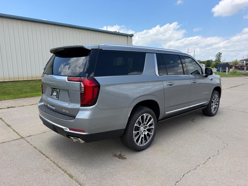 GMC Yukon XL Vehicle Full-screen Gallery Image 3