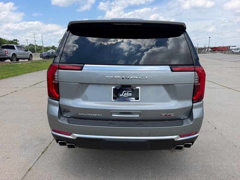 GMC Yukon XL Vehicle Full-screen Gallery Image 4
