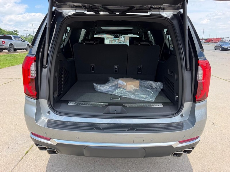 GMC Yukon XL Vehicle Full-screen Gallery Image 5