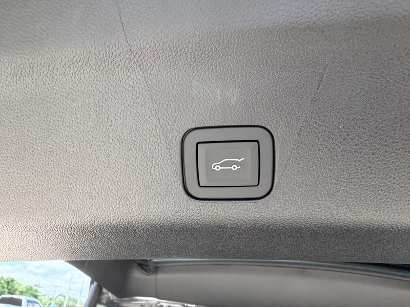 GMC Yukon XL Vehicle Full-screen Gallery Image 6