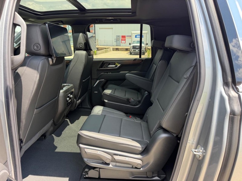 GMC Yukon XL Vehicle Full-screen Gallery Image 9