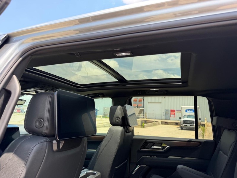 GMC Yukon XL Vehicle Full-screen Gallery Image 10