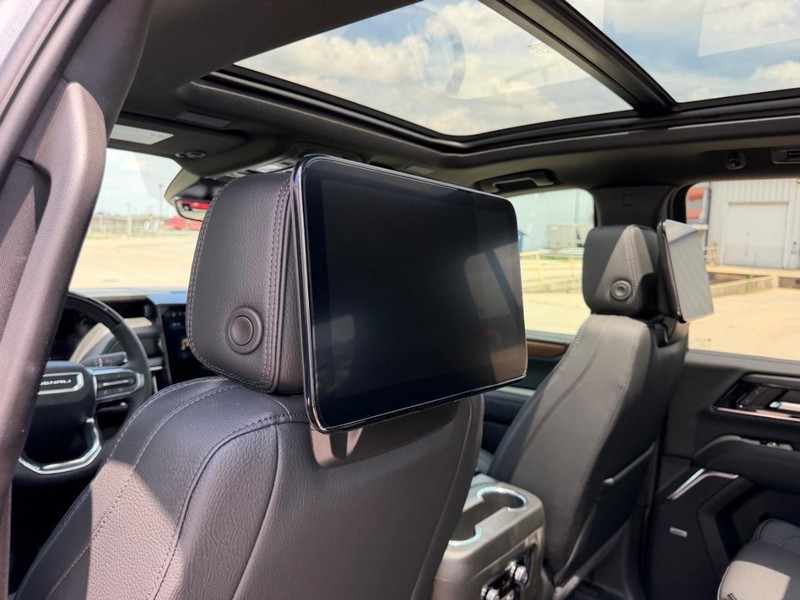 GMC Yukon XL Vehicle Full-screen Gallery Image 11
